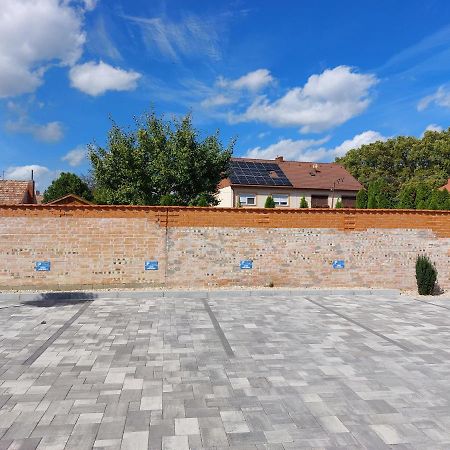 Linden Apartman 106 - Adults Only Mosonmagyaróvár エクステリア 写真