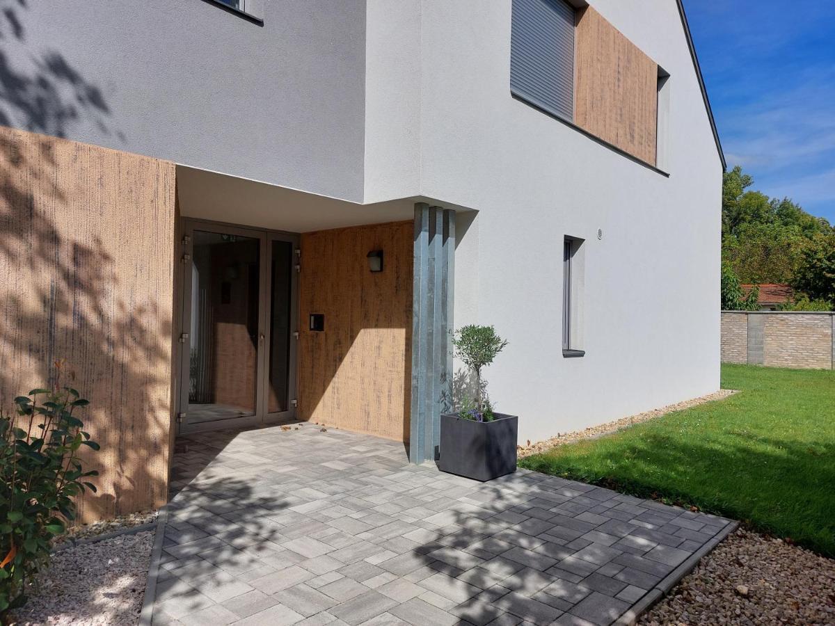 Linden Apartman 106 - Adults Only Mosonmagyaróvár エクステリア 写真